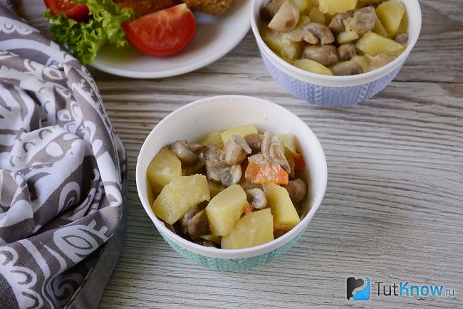 Тушеный картофель с грибами в кастрюле