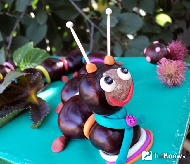 Гусеница из каштанов и пластилина