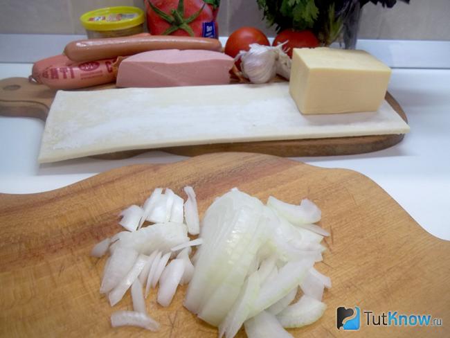 Репчатый лук нашинкован полукольцами