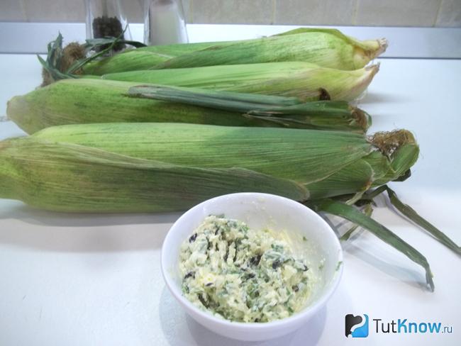 кукуруза запеченная в духовке в фольге со сливочным маслом рецепт. 1591207668 6. кукуруза запеченная в духовке в фольге со сливочным маслом рецепт фото. кукуруза запеченная в духовке в фольге со сливочным маслом рецепт-1591207668 6. картинка кукуруза запеченная в духовке в фольге со сливочным маслом рецепт. картинка 1591207668 6. Обычно кукурузу мы варим классическим способом и кушаем, посыпав солью. А знаете ли вы, что початки кукурузы можно не только варить, но и запекать в духовке. Причем самыми разными способами: в листьях и без, в фольге и без, в соусе и без него. Это очень просто, а получается очень вкусно. Поэтому делюсь с поклонниками свежей кукурузы интересным и свежим рецептом. Как запечь кукурузу в духовке в сливочном масле с чесноком и зеленью, узнаем в данном материале.