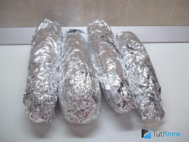 кукуруза запеченная в духовке в фольге со сливочным маслом рецепт. 1591207738 9. кукуруза запеченная в духовке в фольге со сливочным маслом рецепт фото. кукуруза запеченная в духовке в фольге со сливочным маслом рецепт-1591207738 9. картинка кукуруза запеченная в духовке в фольге со сливочным маслом рецепт. картинка 1591207738 9. Обычно кукурузу мы варим классическим способом и кушаем, посыпав солью. А знаете ли вы, что початки кукурузы можно не только варить, но и запекать в духовке. Причем самыми разными способами: в листьях и без, в фольге и без, в соусе и без него. Это очень просто, а получается очень вкусно. Поэтому делюсь с поклонниками свежей кукурузы интересным и свежим рецептом. Как запечь кукурузу в духовке в сливочном масле с чесноком и зеленью, узнаем в данном материале.