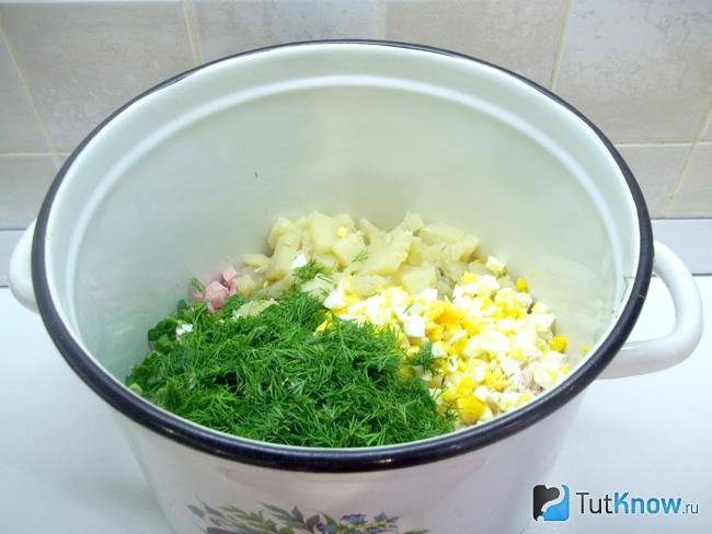 В кастрюлю сложены все продукты