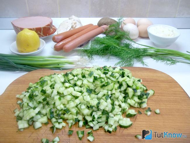 Огурцы нарезаны кубиками