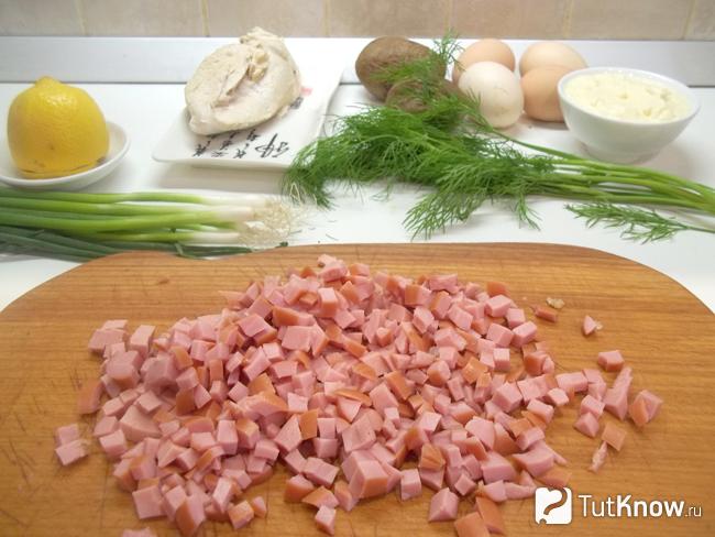 Сосиски нарезаны кубиками