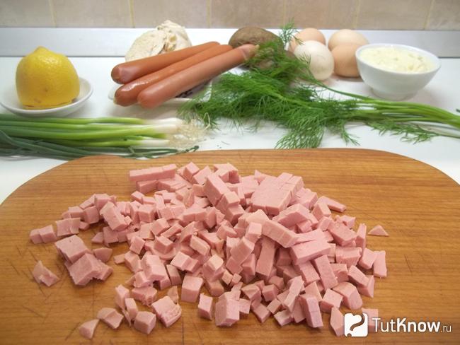 Колбаса нарезана кубиками