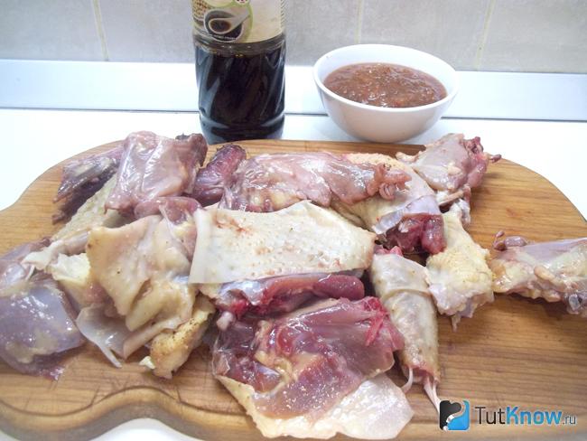 Петух нарезан кусочками