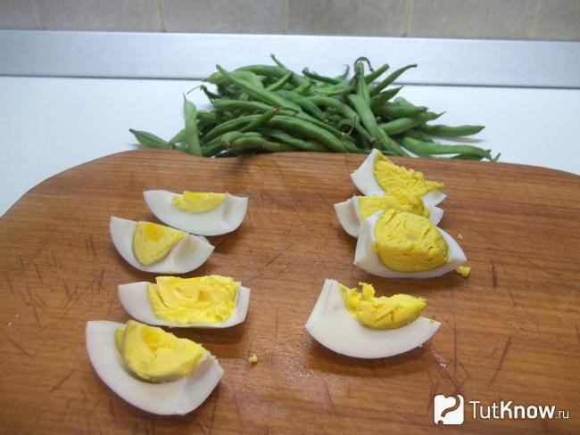 Отваренные яйца нарезаны дольками