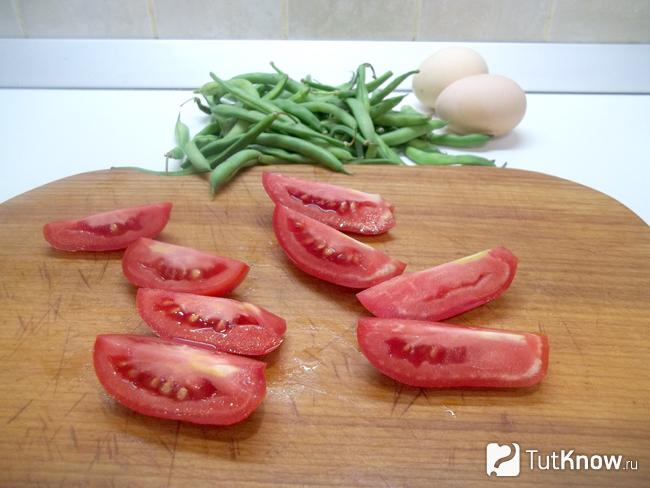 Помидоры нарезаны дольками