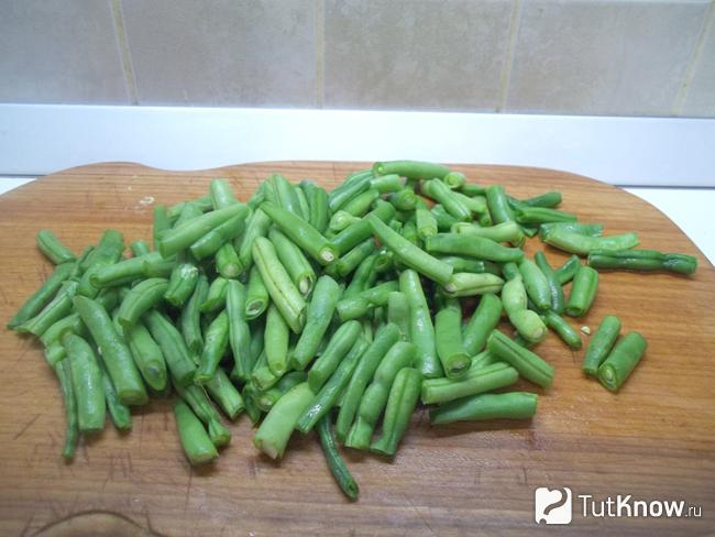 Спаржа нарезана кусочками по 2 см