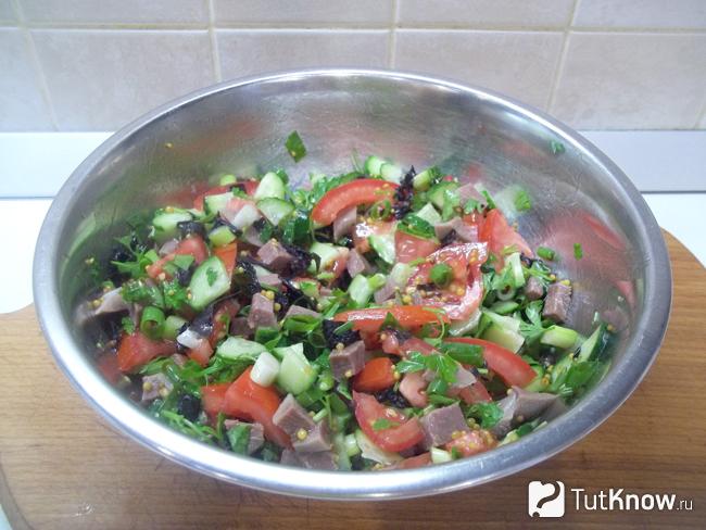 Готовый салат с помидорами, огурцами и языком