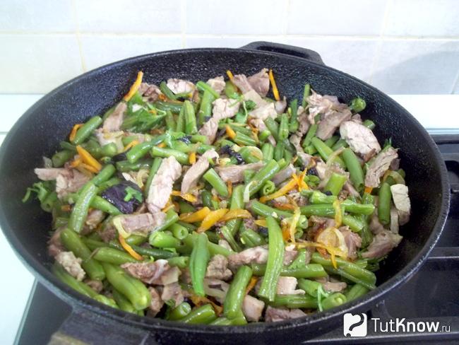 Готовое рагу из спаржи с языком и морковью