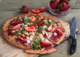 Сладкая пицца с клубникой: ТОП-6 рецептов