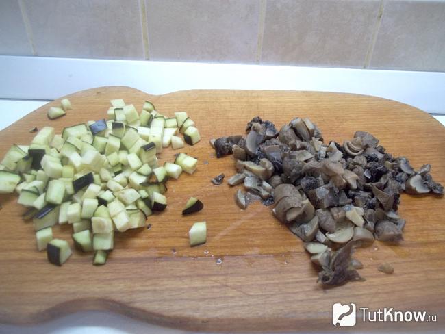 баклажаны и грибы нарезаны кубиками