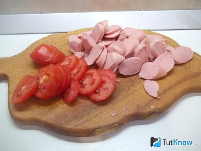 Помидоры и колбаса нарезаны кольцами