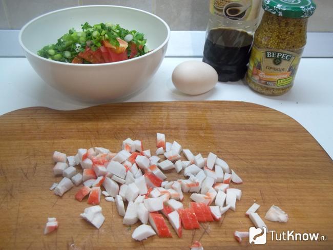 Крабовые палочки нарезаны