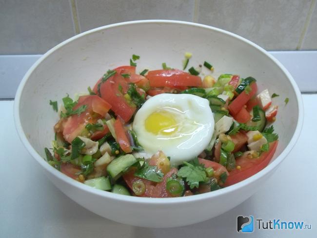 Готовый салат с яйцом-пашот, крабовыми палочками, помидорами и зеленью
