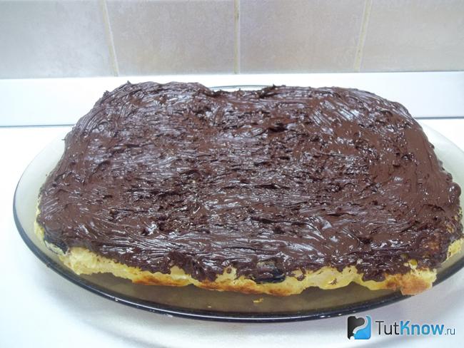 Готовая творожная запеканка с изюмом и взбитыми белками