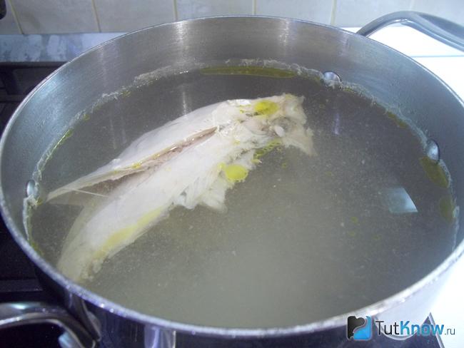 суп с молодым горошком и курицей рецепт. 1593094247 4. суп с молодым горошком и курицей рецепт фото. суп с молодым горошком и курицей рецепт-1593094247 4. картинка суп с молодым горошком и курицей рецепт. картинка 1593094247 4. Вариаций супов с домашними курами воистину бесконечны. Их наверняка, хоть раз готовила каждая хозяйка. Сегодня сварим суп с курицей, зеленым горошком и капустой в домашних условиях. Он вкусный и ароматный, яркий и простой в исполнении, съедается в один присест, и выкидывать точно ничего не придется. Это отличная идея для разнообразия летнего меню, когда не хочется кушать тяжелую пищу. Рецепт супа понравится экономным и занятым хозяйкам, т.к. набор продуктов недорогой, а готовится он очень просто, да и для переваривания желудком он очень легкий. При этом куриный супчик отличается сытностью и хорошо насыщает, а с зеленым горошком получается еще сытнее и вкуснее, и он придаст блюду особую нежную нотку.