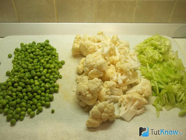 суп с молодым горошком и курицей рецепт. 1593094250 6. суп с молодым горошком и курицей рецепт фото. суп с молодым горошком и курицей рецепт-1593094250 6. картинка суп с молодым горошком и курицей рецепт. картинка 1593094250 6. Вариаций супов с домашними курами воистину бесконечны. Их наверняка, хоть раз готовила каждая хозяйка. Сегодня сварим суп с курицей, зеленым горошком и капустой в домашних условиях. Он вкусный и ароматный, яркий и простой в исполнении, съедается в один присест, и выкидывать точно ничего не придется. Это отличная идея для разнообразия летнего меню, когда не хочется кушать тяжелую пищу. Рецепт супа понравится экономным и занятым хозяйкам, т.к. набор продуктов недорогой, а готовится он очень просто, да и для переваривания желудком он очень легкий. При этом куриный супчик отличается сытностью и хорошо насыщает, а с зеленым горошком получается еще сытнее и вкуснее, и он придаст блюду особую нежную нотку.