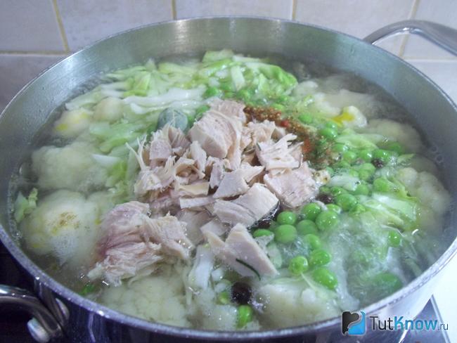 суп с молодым горошком и курицей рецепт. 1593094255 12. суп с молодым горошком и курицей рецепт фото. суп с молодым горошком и курицей рецепт-1593094255 12. картинка суп с молодым горошком и курицей рецепт. картинка 1593094255 12. Вариаций супов с домашними курами воистину бесконечны. Их наверняка, хоть раз готовила каждая хозяйка. Сегодня сварим суп с курицей, зеленым горошком и капустой в домашних условиях. Он вкусный и ароматный, яркий и простой в исполнении, съедается в один присест, и выкидывать точно ничего не придется. Это отличная идея для разнообразия летнего меню, когда не хочется кушать тяжелую пищу. Рецепт супа понравится экономным и занятым хозяйкам, т.к. набор продуктов недорогой, а готовится он очень просто, да и для переваривания желудком он очень легкий. При этом куриный супчик отличается сытностью и хорошо насыщает, а с зеленым горошком получается еще сытнее и вкуснее, и он придаст блюду особую нежную нотку.