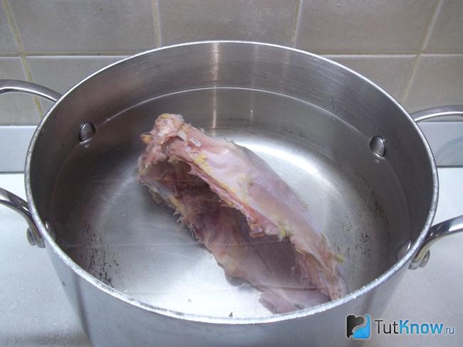 суп с молодым горошком и курицей рецепт. 1593094268 3. суп с молодым горошком и курицей рецепт фото. суп с молодым горошком и курицей рецепт-1593094268 3. картинка суп с молодым горошком и курицей рецепт. картинка 1593094268 3. Вариаций супов с домашними курами воистину бесконечны. Их наверняка, хоть раз готовила каждая хозяйка. Сегодня сварим суп с курицей, зеленым горошком и капустой в домашних условиях. Он вкусный и ароматный, яркий и простой в исполнении, съедается в один присест, и выкидывать точно ничего не придется. Это отличная идея для разнообразия летнего меню, когда не хочется кушать тяжелую пищу. Рецепт супа понравится экономным и занятым хозяйкам, т.к. набор продуктов недорогой, а готовится он очень просто, да и для переваривания желудком он очень легкий. При этом куриный супчик отличается сытностью и хорошо насыщает, а с зеленым горошком получается еще сытнее и вкуснее, и он придаст блюду особую нежную нотку.