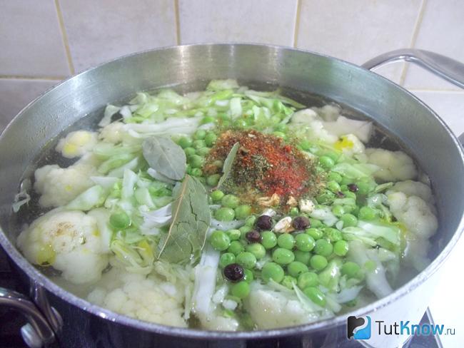 суп с молодым горошком и курицей рецепт. 1593094279 11. суп с молодым горошком и курицей рецепт фото. суп с молодым горошком и курицей рецепт-1593094279 11. картинка суп с молодым горошком и курицей рецепт. картинка 1593094279 11. Вариаций супов с домашними курами воистину бесконечны. Их наверняка, хоть раз готовила каждая хозяйка. Сегодня сварим суп с курицей, зеленым горошком и капустой в домашних условиях. Он вкусный и ароматный, яркий и простой в исполнении, съедается в один присест, и выкидывать точно ничего не придется. Это отличная идея для разнообразия летнего меню, когда не хочется кушать тяжелую пищу. Рецепт супа понравится экономным и занятым хозяйкам, т.к. набор продуктов недорогой, а готовится он очень просто, да и для переваривания желудком он очень легкий. При этом куриный супчик отличается сытностью и хорошо насыщает, а с зеленым горошком получается еще сытнее и вкуснее, и он придаст блюду особую нежную нотку.