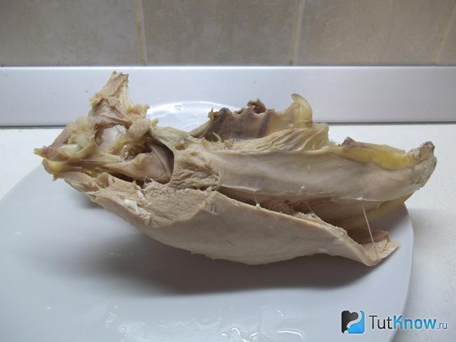 суп с молодым горошком и курицей рецепт. 1593094293 5. суп с молодым горошком и курицей рецепт фото. суп с молодым горошком и курицей рецепт-1593094293 5. картинка суп с молодым горошком и курицей рецепт. картинка 1593094293 5. Вариаций супов с домашними курами воистину бесконечны. Их наверняка, хоть раз готовила каждая хозяйка. Сегодня сварим суп с курицей, зеленым горошком и капустой в домашних условиях. Он вкусный и ароматный, яркий и простой в исполнении, съедается в один присест, и выкидывать точно ничего не придется. Это отличная идея для разнообразия летнего меню, когда не хочется кушать тяжелую пищу. Рецепт супа понравится экономным и занятым хозяйкам, т.к. набор продуктов недорогой, а готовится он очень просто, да и для переваривания желудком он очень легкий. При этом куриный супчик отличается сытностью и хорошо насыщает, а с зеленым горошком получается еще сытнее и вкуснее, и он придаст блюду особую нежную нотку.