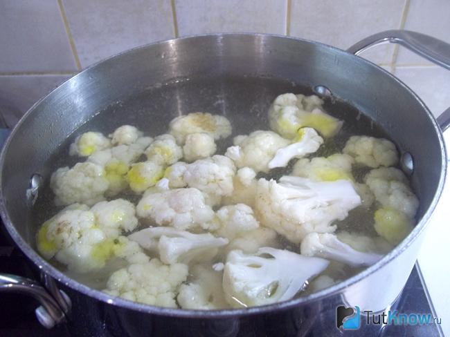 суп с молодым горошком и курицей рецепт. 1593094296 8. суп с молодым горошком и курицей рецепт фото. суп с молодым горошком и курицей рецепт-1593094296 8. картинка суп с молодым горошком и курицей рецепт. картинка 1593094296 8. Вариаций супов с домашними курами воистину бесконечны. Их наверняка, хоть раз готовила каждая хозяйка. Сегодня сварим суп с курицей, зеленым горошком и капустой в домашних условиях. Он вкусный и ароматный, яркий и простой в исполнении, съедается в один присест, и выкидывать точно ничего не придется. Это отличная идея для разнообразия летнего меню, когда не хочется кушать тяжелую пищу. Рецепт супа понравится экономным и занятым хозяйкам, т.к. набор продуктов недорогой, а готовится он очень просто, да и для переваривания желудком он очень легкий. При этом куриный супчик отличается сытностью и хорошо насыщает, а с зеленым горошком получается еще сытнее и вкуснее, и он придаст блюду особую нежную нотку.