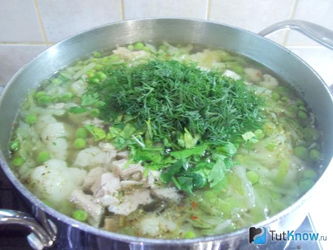 суп с молодым горошком и курицей рецепт. 1593094298 13. суп с молодым горошком и курицей рецепт фото. суп с молодым горошком и курицей рецепт-1593094298 13. картинка суп с молодым горошком и курицей рецепт. картинка 1593094298 13. Вариаций супов с домашними курами воистину бесконечны. Их наверняка, хоть раз готовила каждая хозяйка. Сегодня сварим суп с курицей, зеленым горошком и капустой в домашних условиях. Он вкусный и ароматный, яркий и простой в исполнении, съедается в один присест, и выкидывать точно ничего не придется. Это отличная идея для разнообразия летнего меню, когда не хочется кушать тяжелую пищу. Рецепт супа понравится экономным и занятым хозяйкам, т.к. набор продуктов недорогой, а готовится он очень просто, да и для переваривания желудком он очень легкий. При этом куриный супчик отличается сытностью и хорошо насыщает, а с зеленым горошком получается еще сытнее и вкуснее, и он придаст блюду особую нежную нотку.