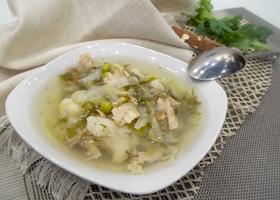 Куриный суп с молодым зеленым горошком и капустой