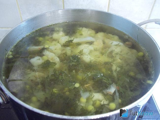 суп с молодым горошком и курицей рецепт. 1593094307 14. суп с молодым горошком и курицей рецепт фото. суп с молодым горошком и курицей рецепт-1593094307 14. картинка суп с молодым горошком и курицей рецепт. картинка 1593094307 14. Вариаций супов с домашними курами воистину бесконечны. Их наверняка, хоть раз готовила каждая хозяйка. Сегодня сварим суп с курицей, зеленым горошком и капустой в домашних условиях. Он вкусный и ароматный, яркий и простой в исполнении, съедается в один присест, и выкидывать точно ничего не придется. Это отличная идея для разнообразия летнего меню, когда не хочется кушать тяжелую пищу. Рецепт супа понравится экономным и занятым хозяйкам, т.к. набор продуктов недорогой, а готовится он очень просто, да и для переваривания желудком он очень легкий. При этом куриный супчик отличается сытностью и хорошо насыщает, а с зеленым горошком получается еще сытнее и вкуснее, и он придаст блюду особую нежную нотку.
