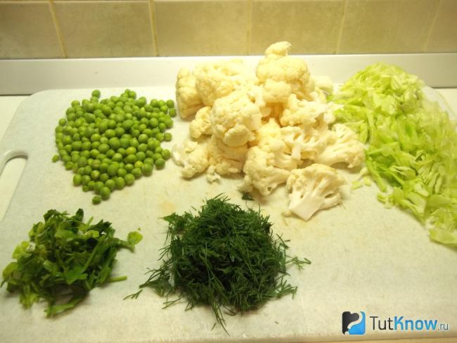 суп с молодым горошком и курицей рецепт. 1593094328 7. суп с молодым горошком и курицей рецепт фото. суп с молодым горошком и курицей рецепт-1593094328 7. картинка суп с молодым горошком и курицей рецепт. картинка 1593094328 7. Вариаций супов с домашними курами воистину бесконечны. Их наверняка, хоть раз готовила каждая хозяйка. Сегодня сварим суп с курицей, зеленым горошком и капустой в домашних условиях. Он вкусный и ароматный, яркий и простой в исполнении, съедается в один присест, и выкидывать точно ничего не придется. Это отличная идея для разнообразия летнего меню, когда не хочется кушать тяжелую пищу. Рецепт супа понравится экономным и занятым хозяйкам, т.к. набор продуктов недорогой, а готовится он очень просто, да и для переваривания желудком он очень легкий. При этом куриный супчик отличается сытностью и хорошо насыщает, а с зеленым горошком получается еще сытнее и вкуснее, и он придаст блюду особую нежную нотку.