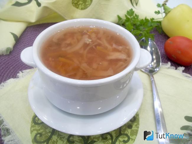 Готовый гуцульский красный борщ из капусты и консервированной свеклы