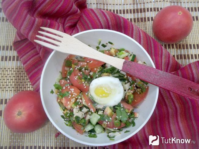 Готовый салат с яйцом-пашот, крабовыми палочками, помидорами и зеленью