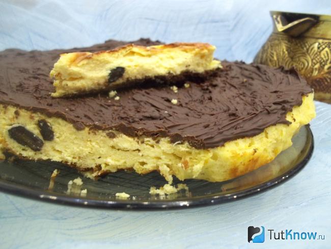 Готовая творожная запеканка с изюмом и взбитыми белками