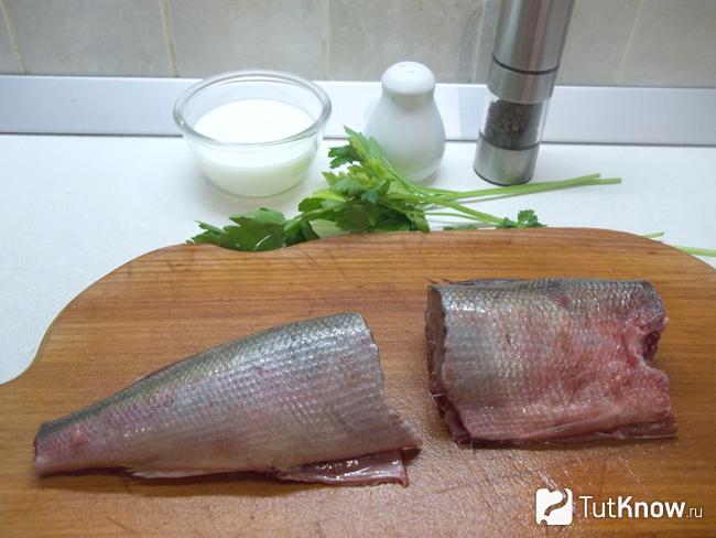 Рыба нарезана кусочками, отрезана голова и хвост