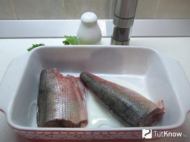 В форму для выпечки выложена рыба