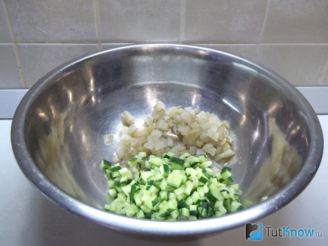 Огурцы нарезаны кубиками