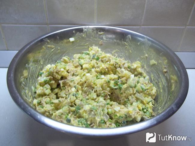 Готовый салат с консервированными кабачками, мясом и овощами