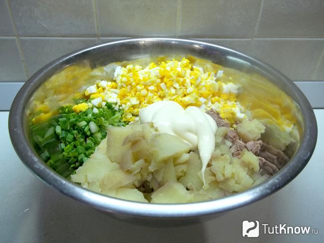 Продукты заправлены майонезом