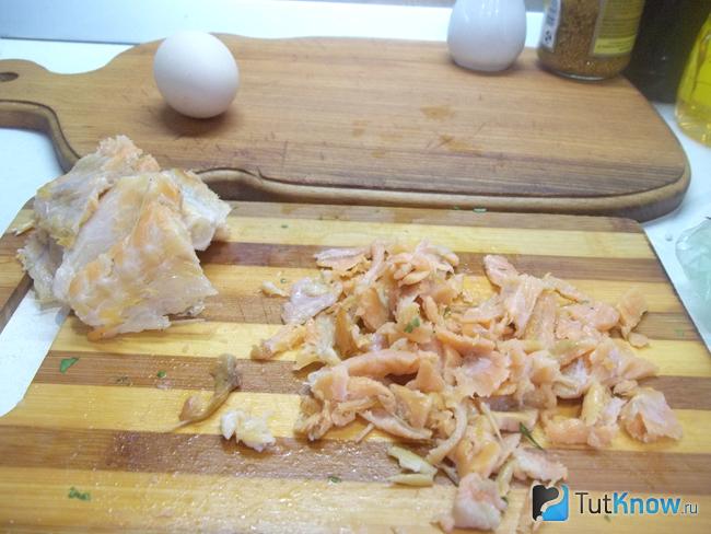 С хребтов лосося снято мясо и нарезано