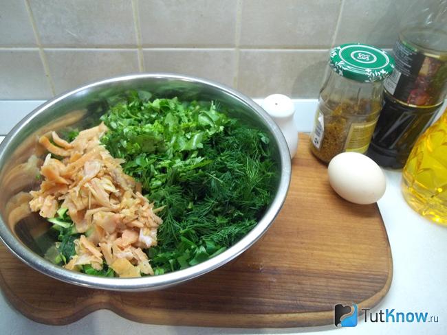 Продукты сложены в миску