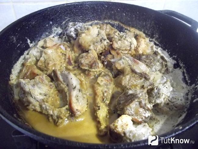 Готовый тушеный кролик в сметане с корицей