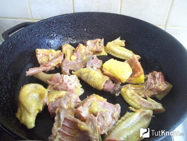 Курица нарезана и отправлена жариться в сковороду