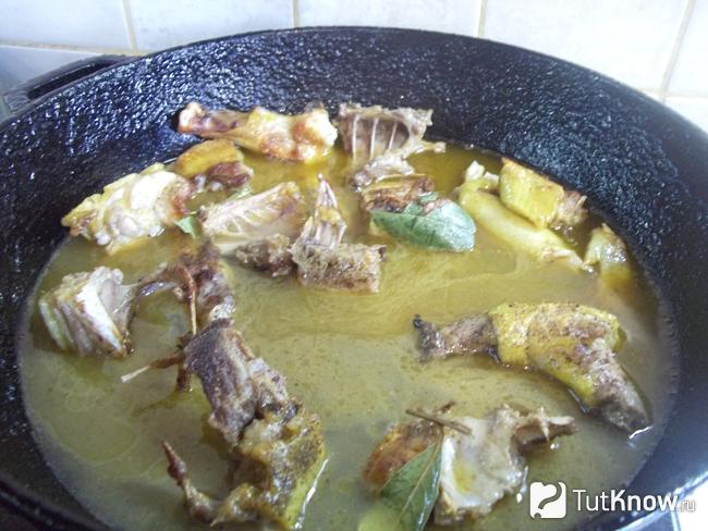 В сковороду с курицей налита вода
