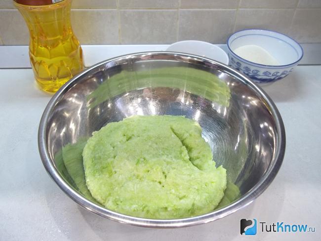 Кабачковая маса переложена в миску