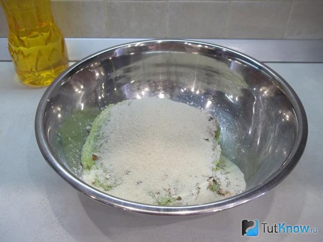 К кабачковой масе добавлена манка