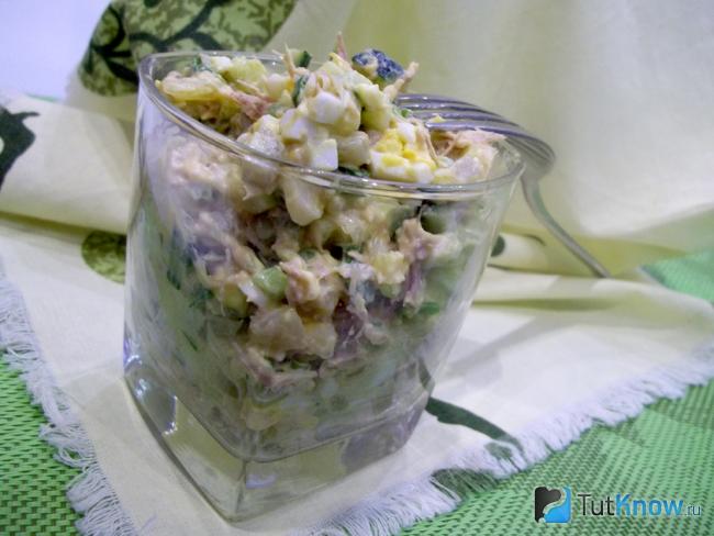 Готовый салат с консервированными кабачками, мясом и овощами