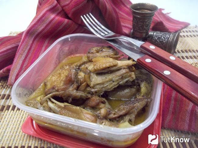 Готовая тушеная курица с имбирем и корицей