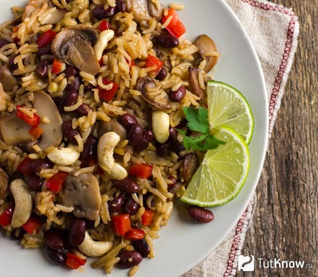 Салат из грибов с фасолью и орехами